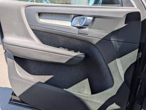 2025 Volvo XC40 B5 Plus Bright Theme