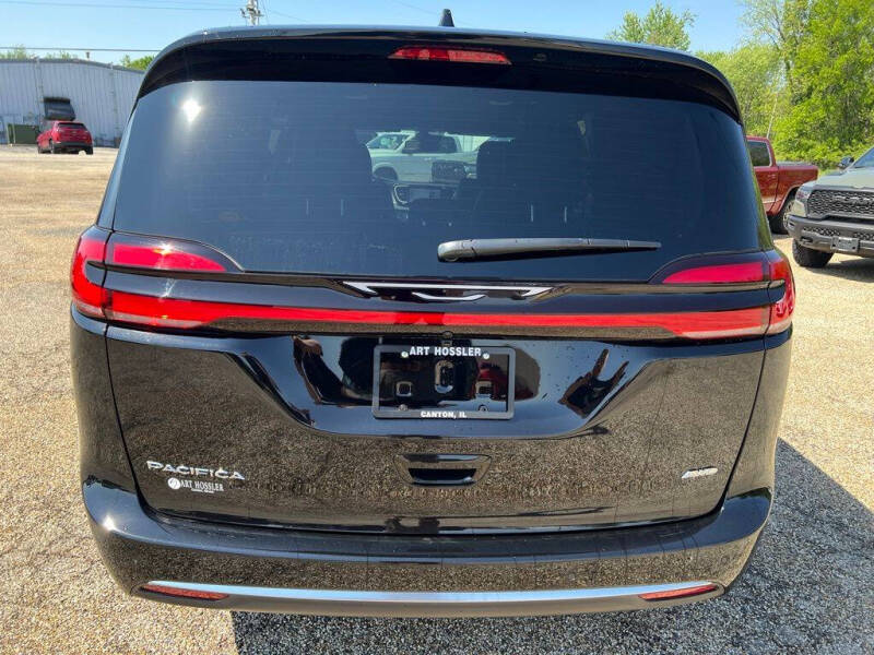 2027 Chrysler Pacifica Select