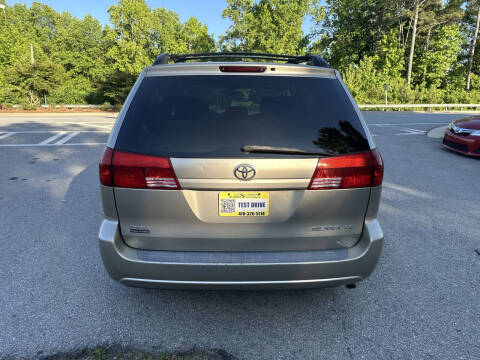 2004 Toyota Sienna LE 8 Passenger