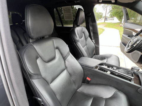 2017 Volvo XC90 T6 Momentum