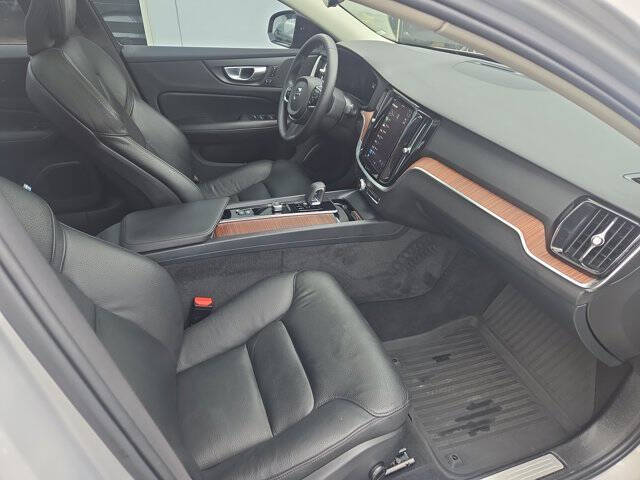 2024 Volvo S60 B5 Plus Dark Theme