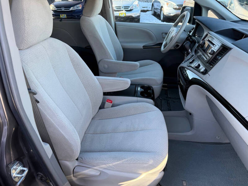 2012 Toyota Sienna LE 8-Passenger