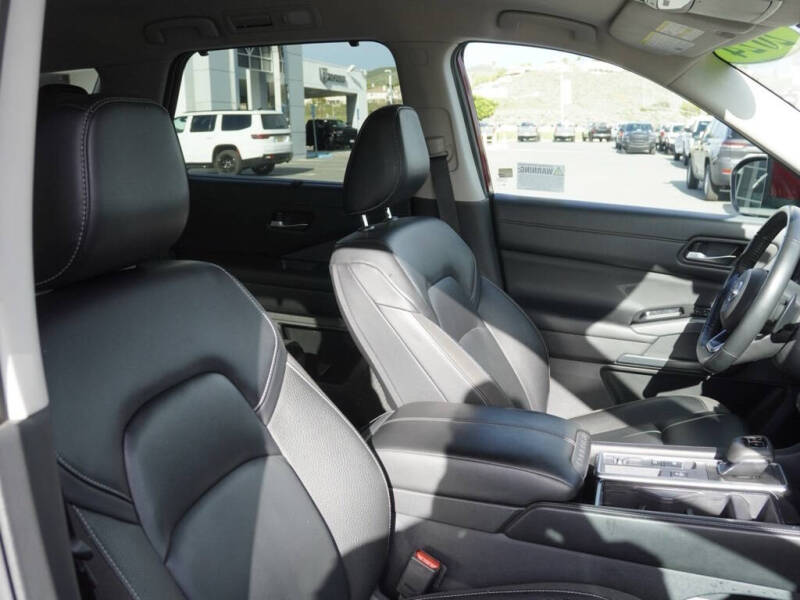 2024 Nissan Pathfinder SL