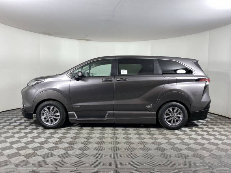 2021 Toyota Sienna XLE photo 26