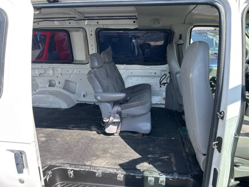 2003 Ford E-Series E-150 Base