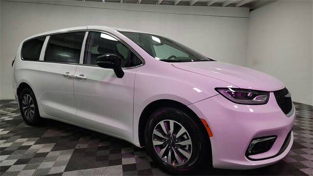 2024 Chrysler Pacifica Plug-In Hybrid Select