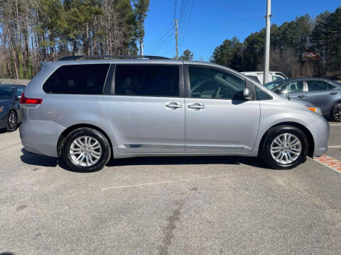 2014 Toyota Sienna XLE 7-Passenger Auto Access Seat