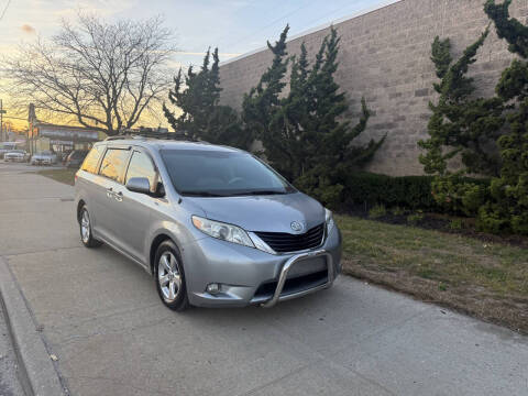 2013 Toyota Sienna LE 7-Passenger Auto Access Seat
