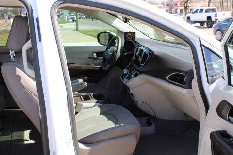 2017 Chrysler Pacifica Touring-L