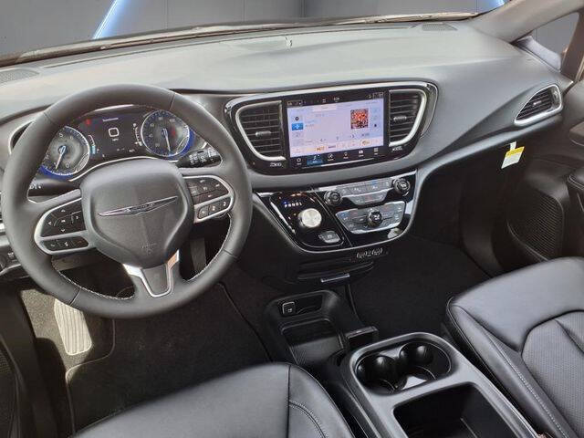 2025 Chrysler Voyager LX