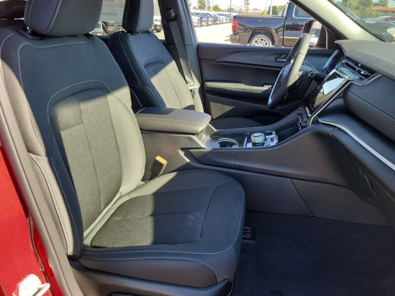 2025 Jeep Grand Cherokee Laredo