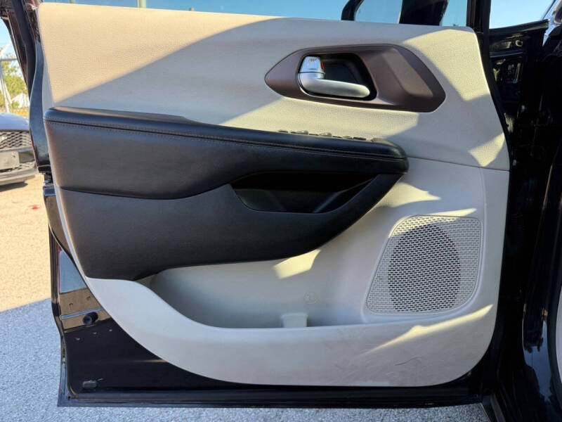 2017 Chrysler Pacifica Touring-L