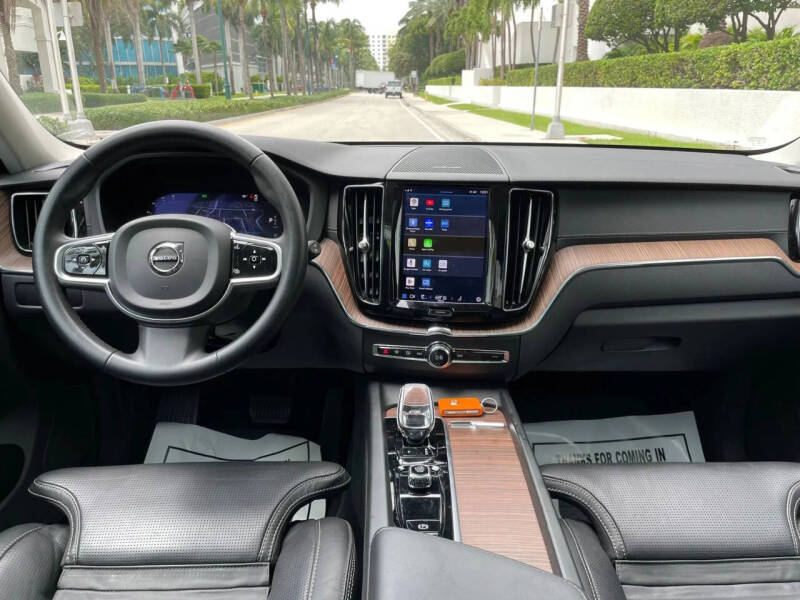 2023 Volvo XC60 B5 Ultimate Dark Theme