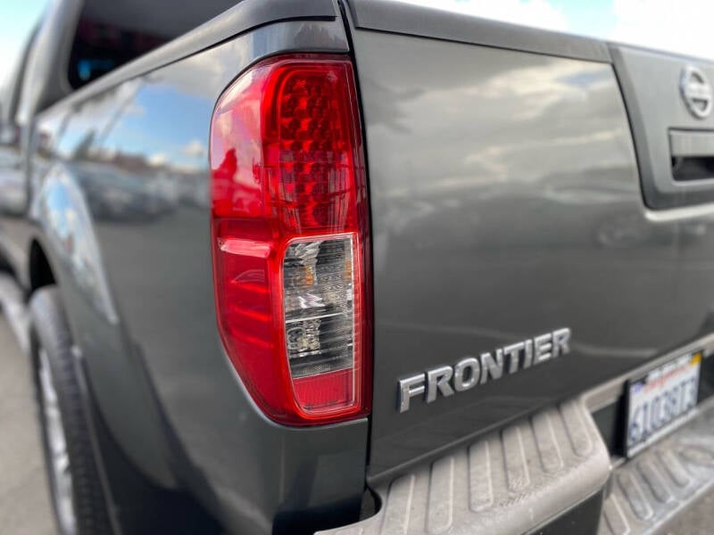 2005 Nissan Frontier SE photo 19