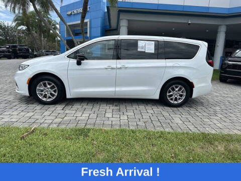 2024 Chrysler Pacifica Touring