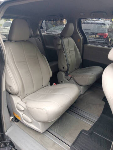 2012 Toyota Sienna XLE 7-Passenger Auto Access Seat