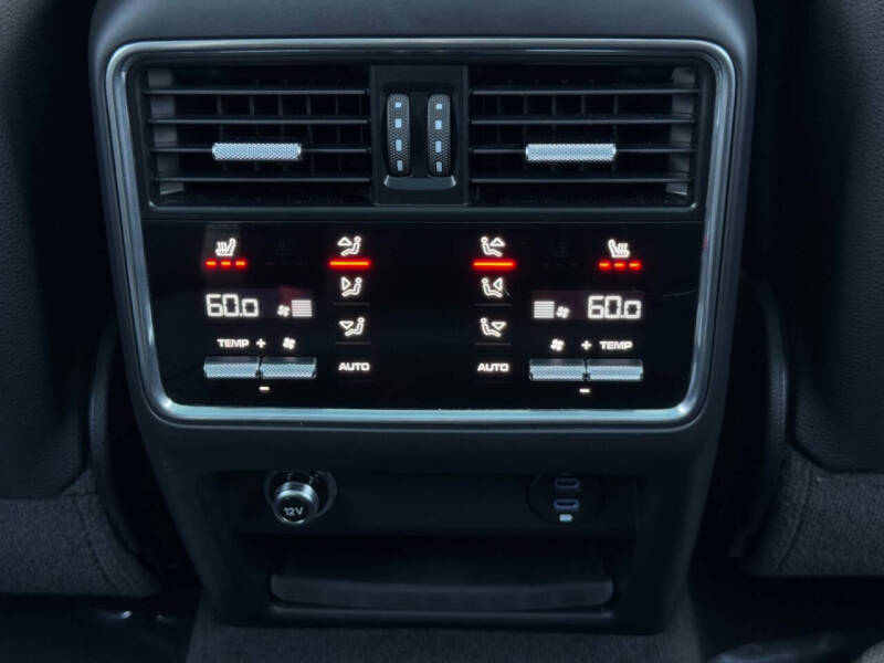 2023 Porsche Cayenne Platinum Edition