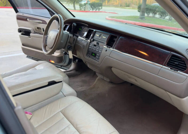 2005 Lincoln Town Car Signature