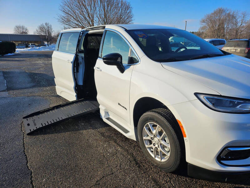 2025 Chrysler Pacifica Select