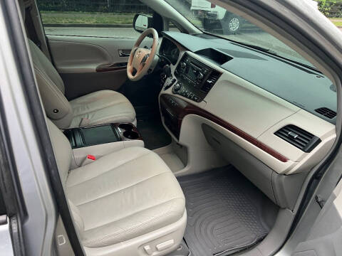 2012 Toyota Sienna XLE 7-Passenger Auto Access Seat