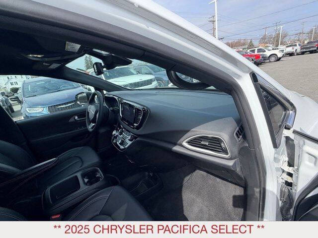 2025 Chrysler Pacifica Select
