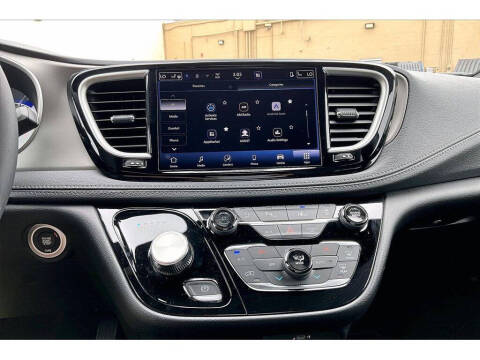 2027 Chrysler Pacifica Select