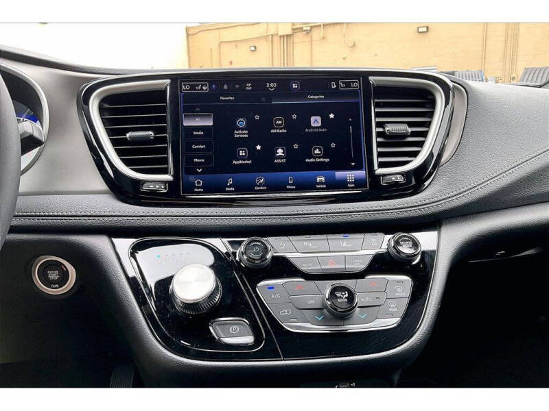2027 Chrysler Pacifica Select