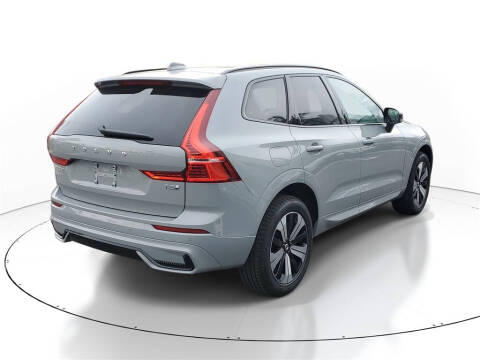 2025 Volvo XC60 T8 Core Dark Theme