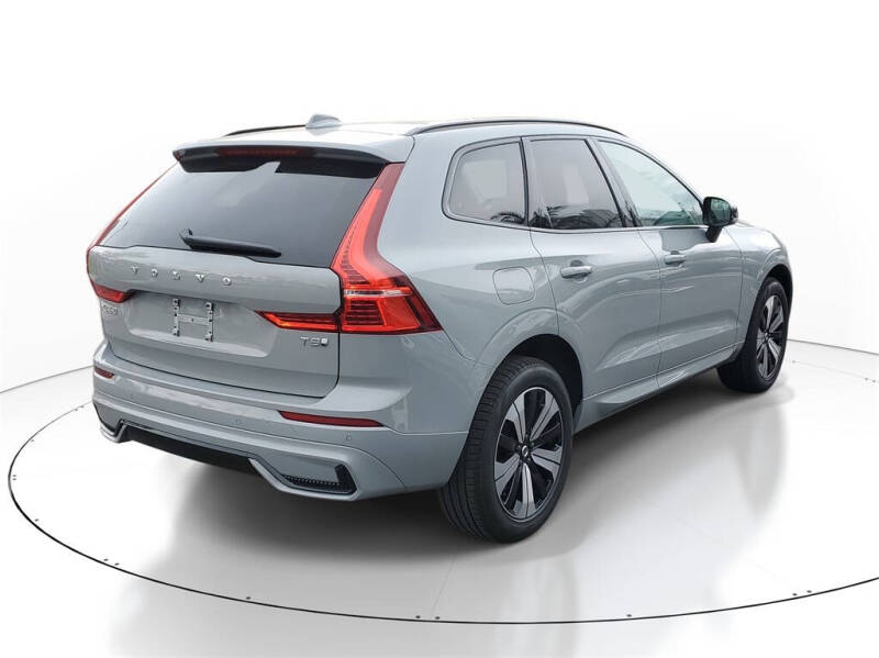 2025 Volvo XC60 T8 Core Dark Theme