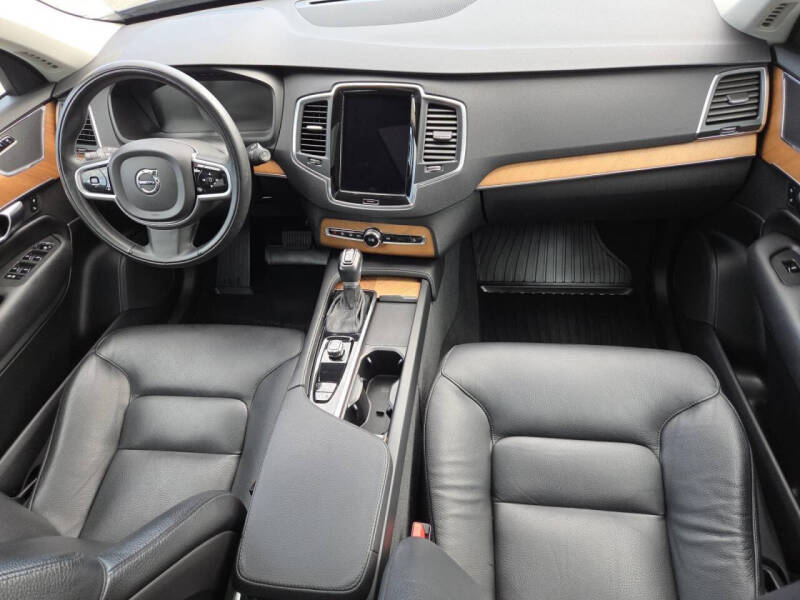 2022 Volvo XC90 T6 Momentum 6-Passenger