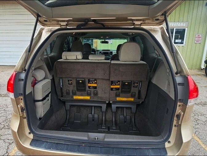 2012 Toyota Sienna LE 8-Passenger