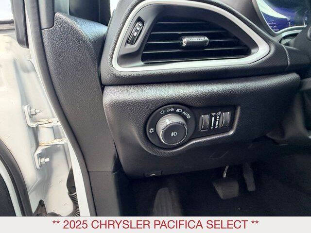 2025 Chrysler Pacifica Select
