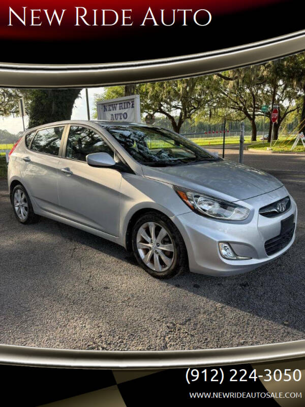 2012 Hyundai Accent SE 5-Door 6-Speed Automatic's photo
