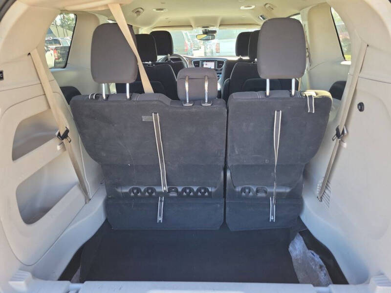 2023 Chrysler Voyager LX