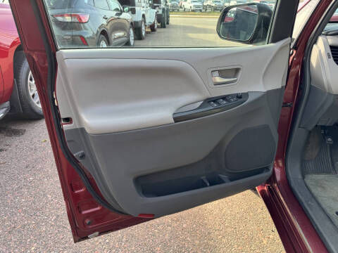 2017 Toyota Sienna LE 7-Passenger Auto Access Seat