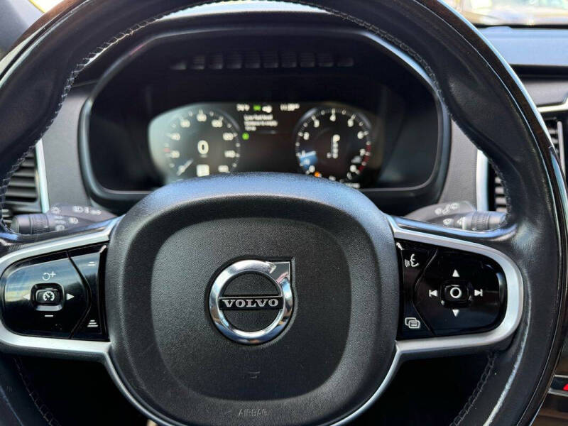 2016 Volvo XC90 T6 Momentum