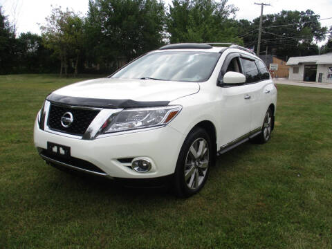 2013 Nissan Pathfinder for sale at Triangle Auto Sales in Elgin IL
