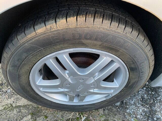 Silver 2003 Ford Focus SE SE 4dr Sedan 23