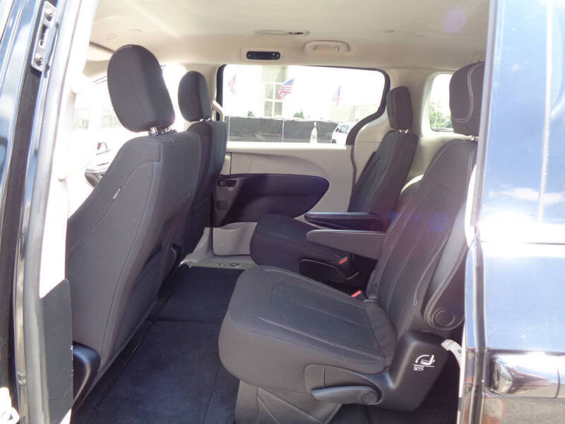 2021 Chrysler Voyager LX