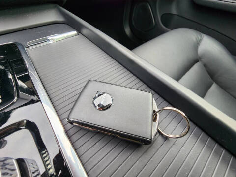 2025 Volvo XC60 B5 Core Dark Theme