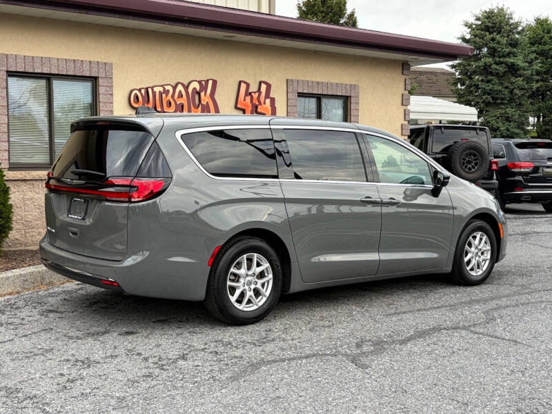 2025 Chrysler Pacifica Select