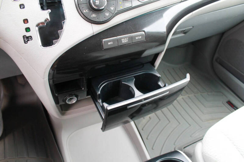 2011 Toyota Sienna LE 8-Passenger