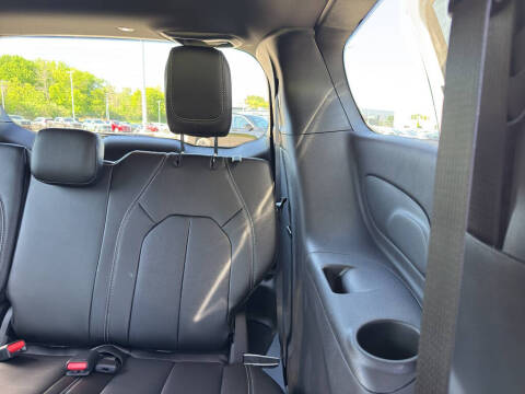 2027 Chrysler Pacifica Select