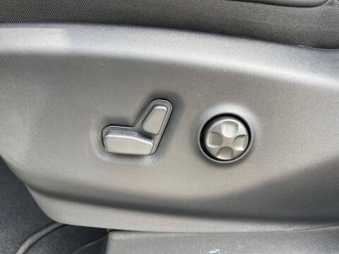 2027 Chrysler Pacifica LX