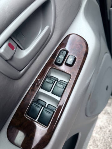 2004 Toyota Sequoia SR5