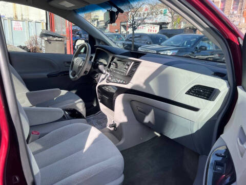 2014 Toyota Sienna LE 8-Passenger