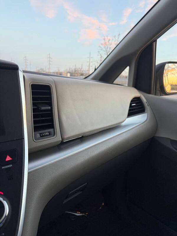 2015 Toyota Sienna LE 8-Passenger