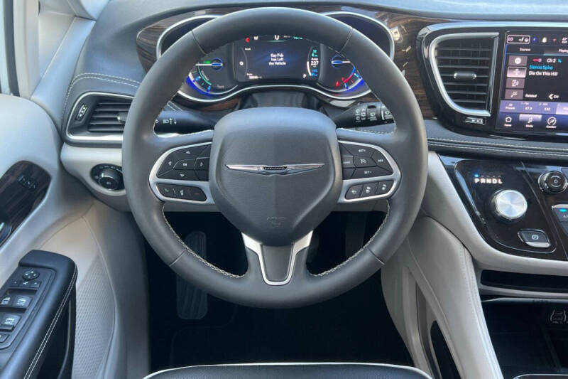 2023 Chrysler Pacifica Plug-In Hybrid Limited