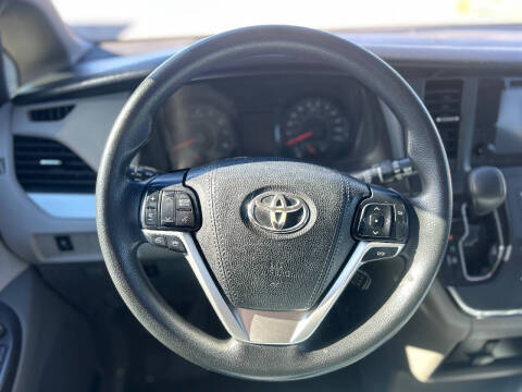 2017 Toyota Sienna LE 8-Passenger