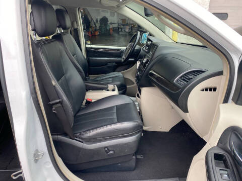 2014 Chrysler Town and Country Touring-L